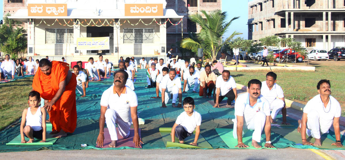 ಸೂರ್ಯ ನಮಸ್ಕಾರ ಶಿಬಿರದಲ್ಲಿ ಬಾಲಕನೋರ್ವನಿಗೆ ಆಸನದ ಬಗ್ಗೆ ತಿಳವಳಿಕೆ ನೀಡುತ್ತಿರುವ ವಚನಾನಂದ ಶ್ರೀ.