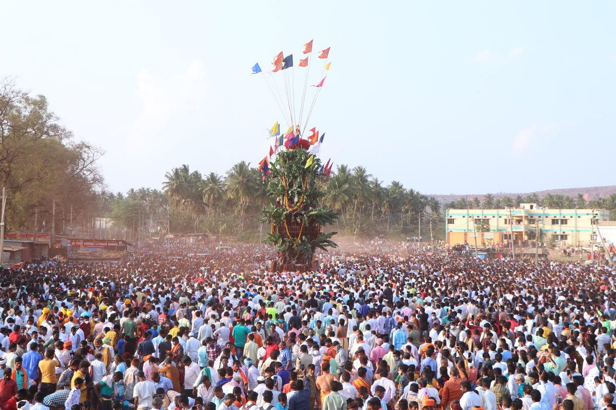 ಬಾದಾಮಿ ಸಮೀಪದ ಬನಶಂಕರಿಯಲ್ಲಿ ಸೋಮವಾರ ಸಂಜೆ ಜರುಗಿದ ದೇವಿಯ ರಥೋತ್ಸವದಲ್ಲಿ ಸಾವಿರಾರು ಭಕ್ತರು ಪಾಲ್ಗೊಂಡರುಚಿತ್ರ: ಸಂಗಮೇಶ ಬಡಿಗೇರ