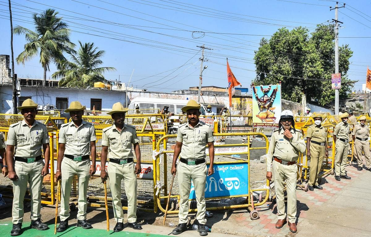 ಕಲಬುರಗಿಯ ಶಹಾಬಜಾರ್‌ ನಾಕಾದ ಬಳಿ ಶನಿವಾರ ವಿವಾದಿತ ವೃತ್ತದಲ್ಲಿ ಪೊಲೀಸರು ಬ್ಯಾರಿಕೇಡ್‌ ಅಳವಡಿಸಿ ಬಂದೋಬಸ್ತ್ ಮಾಡಿದ್ದರು–ಪ್ರಜಾವಾಣಿ ಚಿತ್ರ