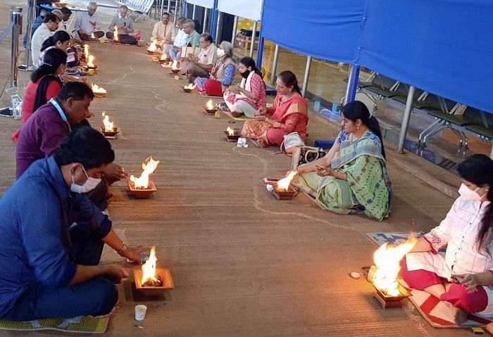 ಬೆಳಗಾವಿಯ ಸಾಂಬ್ರಾ ವಿಮಾನನಿಲ್ದಾಣದಲ್ಲಿ ನಡೆದ ಅಗ್ನಿಹೋತ್ರ ಕಾರ್ಯಕ್ರಮ