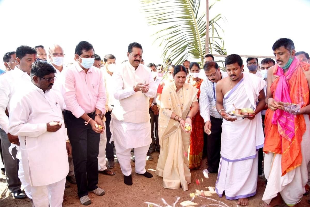 ವಿಜಯಪುರ ತಾಲ್ಲೂಕಿನ ಬುರಣಾಪೂರದಲ್ಲಿ ಸರ್ಕಾರಿ ಗೋಶಾಲೆ ನಿರ್ಮಾಣಕ್ಕೆ ಶಾಸಕ ಬಸನಗೌಡ ಪಾಟೀಲ ಯತ್ನಾಳ ಭೂಮಿ ಪೂಜೆ ನೆರವೇರಿಸಿದರು. ಜಿಲ್ಲಾ ಪಂಚಾಯ್ತಿ ಮುಖ್ಯ ಕಾರ್ಯನಿರ್ವಹಣಾಧಿಕಾರಿ ಗೋವಿಂದ ರೆಡ್ಡಿ ಇದ್ದಾರೆ