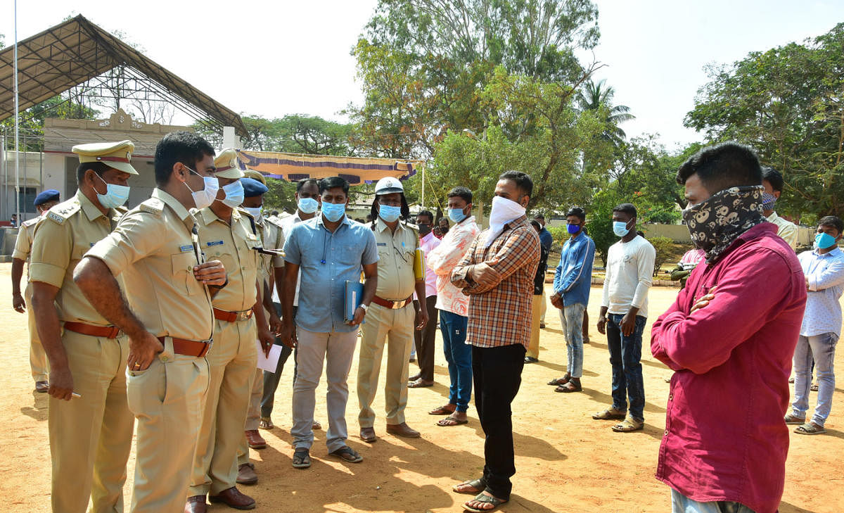 ಚಿತ್ರದುರ್ಗದ ಪೊಲೀಸ್‌ ಕವಾಯತು ಮೈದಾನದಲ್ಲಿ ಸೋಮವಾರ ನಡೆದ ರೌಡಿ ಪರೇಡ್‌ನಲ್ಲಿ ಪೊಲೀಸ್‌ ವರಿಷ್ಠಾಧಿಕಾರಿ ಕೆ.ಪರಶುರಾಮ ಎಚ್ಚರಿಕೆ ನೀಡಿದರು. ಹೆಚ್ಚುವರಿ ಪೊಲೀಸ್‌ ವರಿಷ್ಠಾಧಿಕಾರಿ ಕುಮಾರಸ್ವಾಮಿ, ಡಿವೈಎಸ್‌ಪಿ ಪಾಂಡುರಂಗ ಇದ್ದಾರೆ.