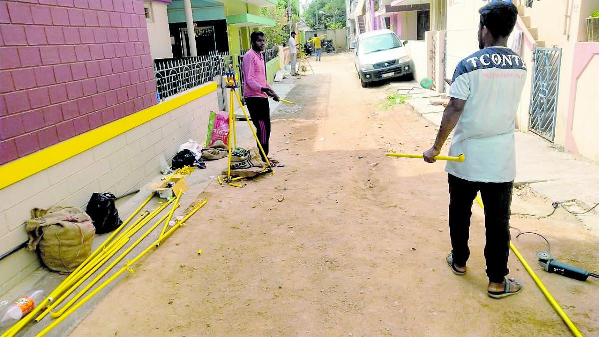 ಬಿಡದಿಯ ಮನೆಗಳಿಗೆ ಅಡುಗೆ ಅನಿಲ ಸಿಲಿಂಡರ್‌ ಸಂಪರ್ಕ ಅಳವಡಿಸುತ್ತಿರುವುದು