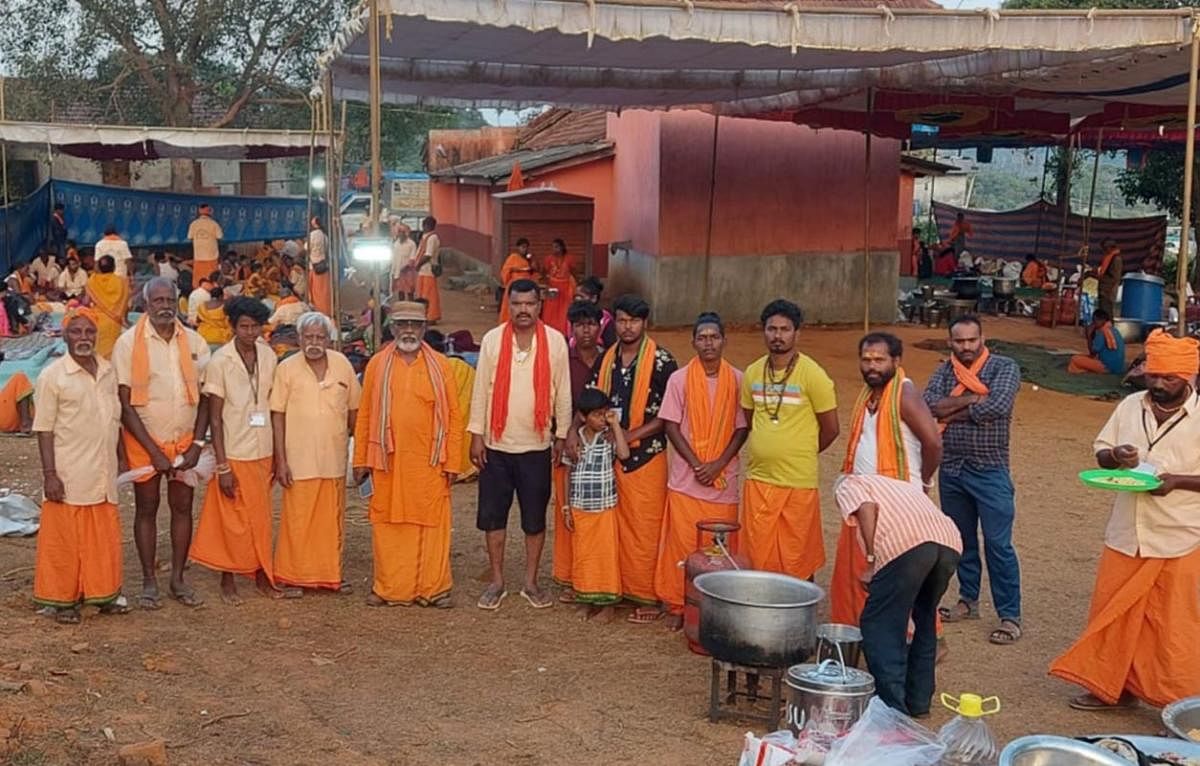 ಭದ್ರಾವತಿ ಅಶ್ವಥ್ ಕಟ್ಟೆ ಧರ್ಮಸ್ಥಳ ಪಾದಯಾತ್ರೆ ಸೇವಾ ಸಮಿತಿಯಿಂದ ಹೊರಟಿರುವ ತಂಡ ಕೊಟ್ಟಿಗೆಹಾರ ಬಳಿ ತಂಗಿರುವುದು.