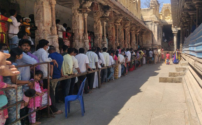 ವಿರೂಪಾಕ್ಷೇಶ್ವರನ ದರ್ಶನಕ್ಕಾಗಿ ಭಕ್ತರ ಸಾಲು