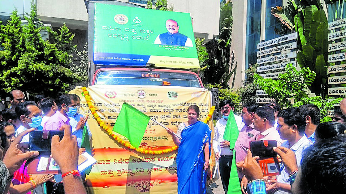 ವಿಡಿಯೊ ಆನ್ ವೀಲ್ಸ್ ಜಾಥಾಕ್ಕೆ ಶಾಸಕಿ ಅನಿತಾ ಕುಮಾರಸ್ವಾಮಿ ಮಂಗಳವಾರ ಚಾಲನೆ ನೀಡಿದರು