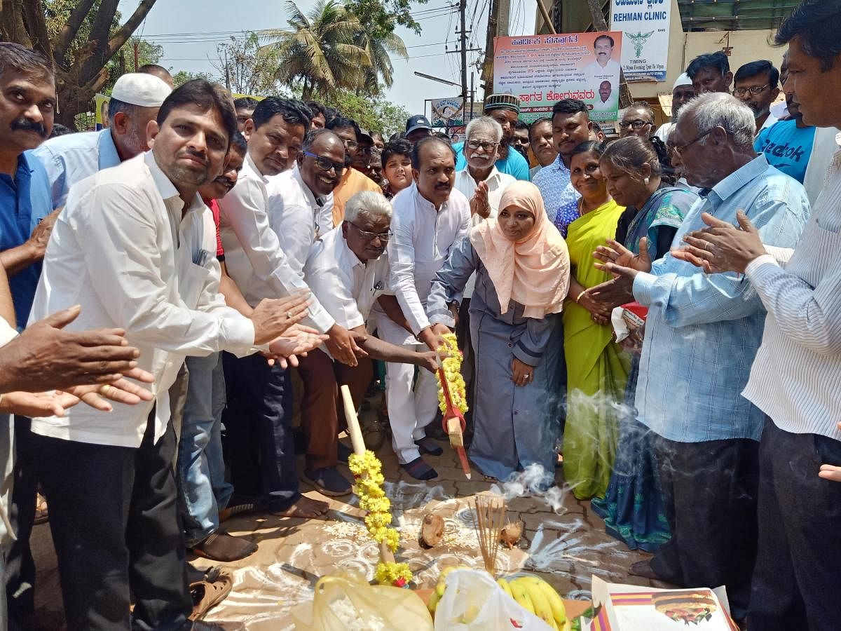 ಹುಬ್ಬಳ್ಳಿಯ ಮಂಟೂರು ರಸ್ತೆಯ ಅಂಬೇಡ್ಕರ್ ಕಾಲೊನಿಯಲ್ಲಿ ವಿವಿಧ ಅಭಿವೃದ್ಧಿ ಕಾಮಗಾರಿಗಳಿಗೆ ಶಾಸಕ ಪ್ರಸಾದ ಅಬ್ಬಯ್ಯ ಭಾನುವಾರ ಭೂಮಿಪೂಜೆ ನೆರವೇರಿಸಿದರು