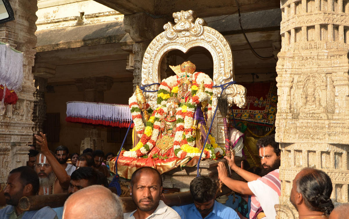 ರಥೋತ್ಸವಕ್ಕೂ ಮುನ್ನಾ ಮೇಲುಕೋಟೆಯ ಚೆಲುವನಾರಾಯಣಸ್ವಾಮಿಗೆ ವಜ್ರಖಚಿತ ರಾಜಮುಡಿ ಉತ್ಸವ ನೆರವೇರಿತು