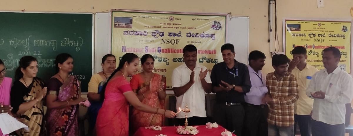 ಕಲಘಟಗಿ ತಾಲ್ಲೂಕಿನ ದೇವಿಕೊಪ್ಪ ಗ್ರಾಮದ ಸರ್ಕಾರಿ ಪ್ರೌಢಶಾಲೆಯಲ್ಲಿ 9ನೇ ವಿದ್ಯಾರ್ಥಿಗಳಿಗೆ ರಾಷ್ಟ್ರೀಯ ಕೌಶಲ ಅರ್ಹತಾ ಚೌಕಟ್ಟು ತರಬೇತಿ ಪ್ರೇರಣಾ ಶಿಬಿರವನ್ನು ಶಿಕ್ಷಕಿ ಪೂರ್ಣಿಮಾ ಕಟಗಿ ಉದ್ಘಾಟಿಸಿದರು