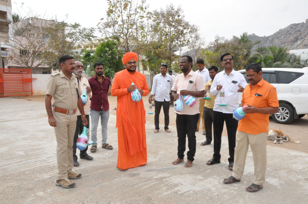 ಮಾನ್ವಿಯಲ್ಲಿ ಭಾನುವಾರ ಪಕ್ಷಿ ಪ್ರೇಮಿ ಸಲಾವುದ್ದೀನ್ ಗುತ್ತೇದಾರ ಸಾರ್ವಜನಿಕರಿಗೆ ಗುಬ್ಬಚ್ಚಿಯ ಕೃತಕ ಗೂಡುಗಳನ್ನು ವಿತರಿಸಿದರು