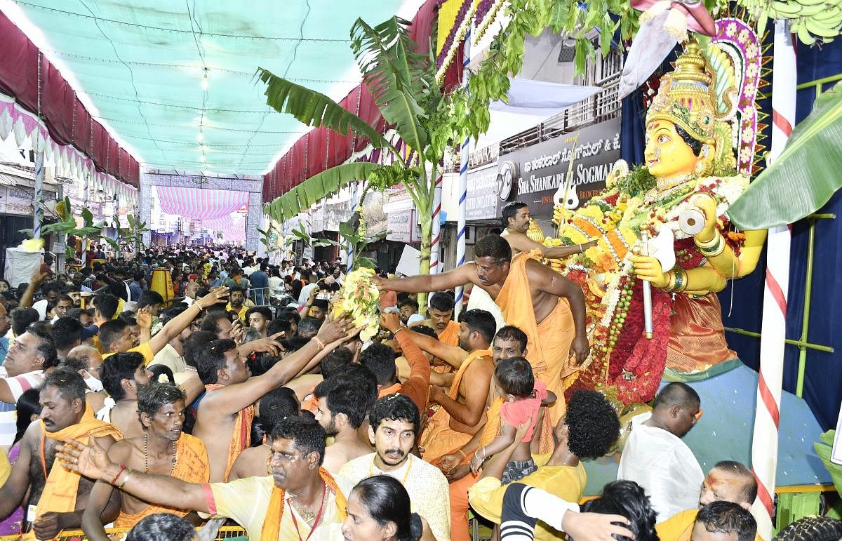 ಕೋಟೆ ಮಾರಿಕಾಂಬಾ ಜಾತ್ರೆ ಮಂಗಳವಾರ ಆರಂಭವಾಯಿತು.