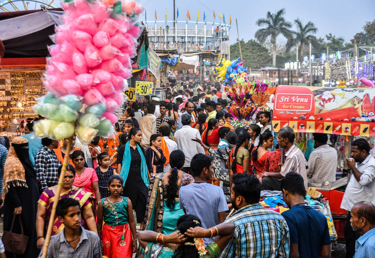 ಕಲಬುರಗಿಯ ಶರಣಬಸವೇಶ್ವರರ ಜಾತ್ರೆ ನಿಮಿತ್ತ ಮಳಿಗೆಗಳಲ್ಲಿ ಖರೀದಿಗಾಗಿ ಸೇರಿದ್ದ ಜನ