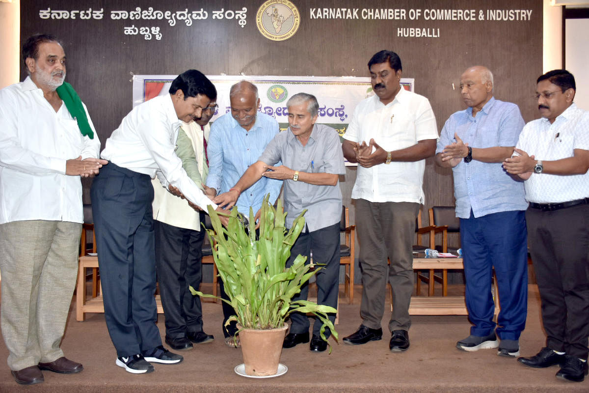 ಹುಬ್ಬಳ್ಳಿಯಲ್ಲಿ ಗುರುವಾರ ನಡೆದ ರಾಷ್ಟ್ರೀಯ ರೈತ ದಿನದ ಕಾರ್ಯಕ್ರಮವನ್ನು ವಾಣಿಜ್ಯ ತೆರಿಗೆ ಇಲಾಖೆ ನಿವೃತ್ತ ಉಪ ಆಯುಕ್ತ ಜಿ.ಬಿ. ಗೌಡಪ್ಪಗೋಳ (ಎಡದಿಂದ ಎರಡನೇಯವರು) ಉದ್ಘಾಟಿಸಿದರು