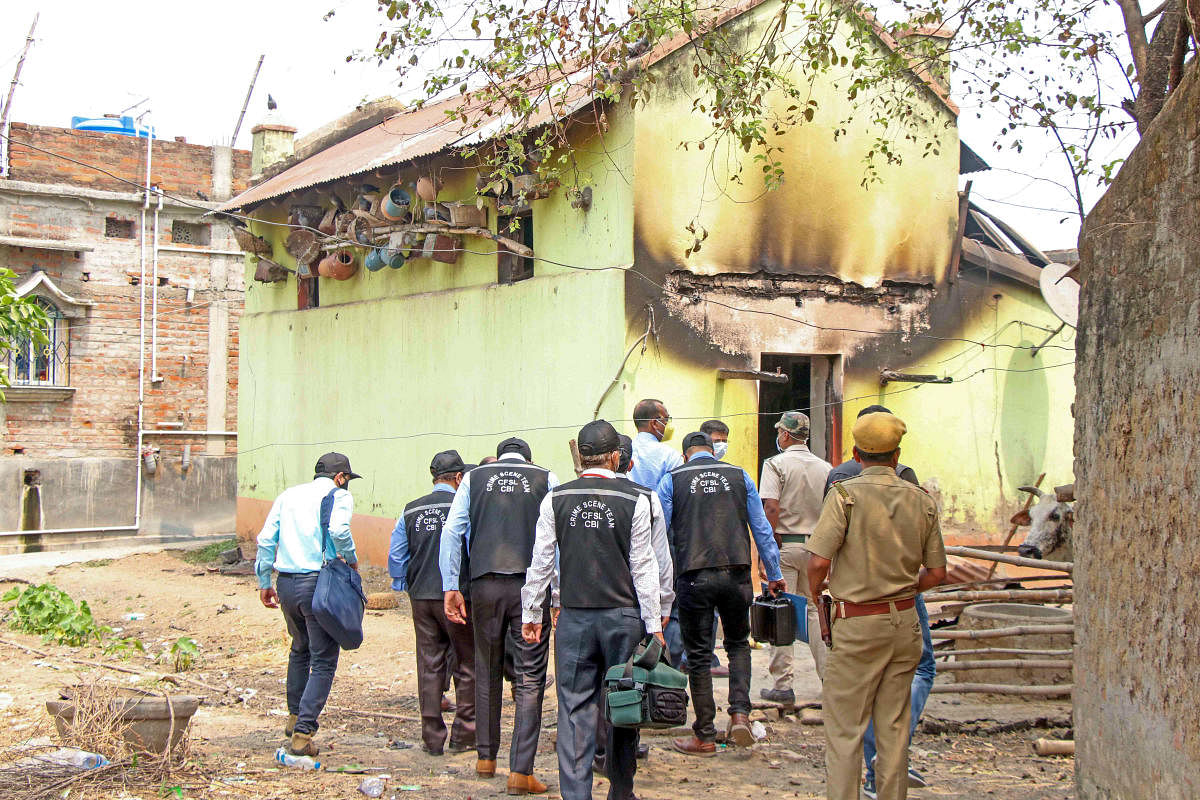 ಬೋಗ್‌ತುಇ ಗ್ರಾಮದಲ್ಲಿ ಬೆಂಕಿಗೆ ಆಹುತಿಯಾಗಿದ್ದ ಮನೆಗಳಿಂದ ಸಿಎಫ್‌ಎಸ್‌ಎಲ್‌ ತಜ್ಞರ ತಂಡವು ಗುರುವಾರ ಮಾದರಿಗಳನ್ನು ಸಂಗ್ರಹಿಸಿತು  –ಪಿಟಿಐ ಚಿತ್ರ