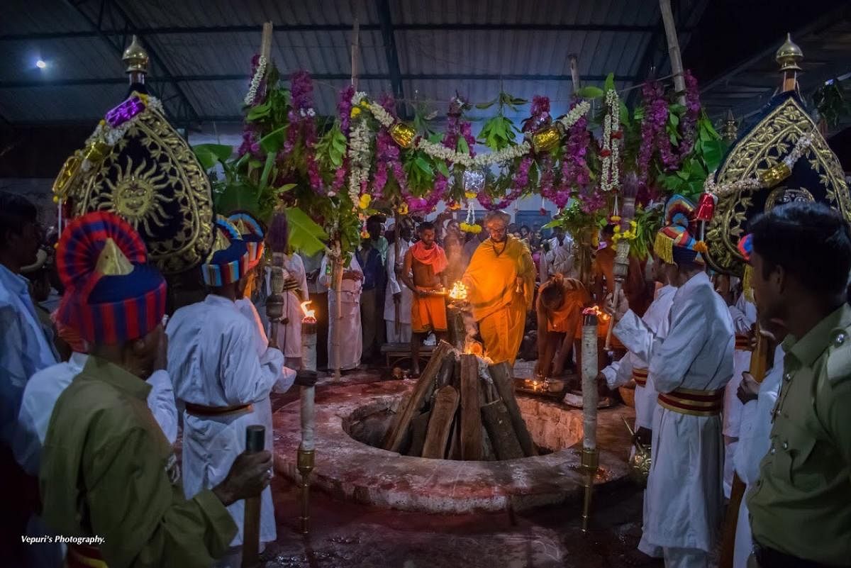 ಕಪ್ಪಡಿ ಜಾತ್ರೆಯಲ್ಲಿ ರಾಚಪ್ಪಾಜಿ ಧ್ಯಾನಪೀಠದ ಮುಂದೆ ‘ಉರಿಗದ್ದುಗೆ’ ಆಚರಣೆಯ ನೋಟ