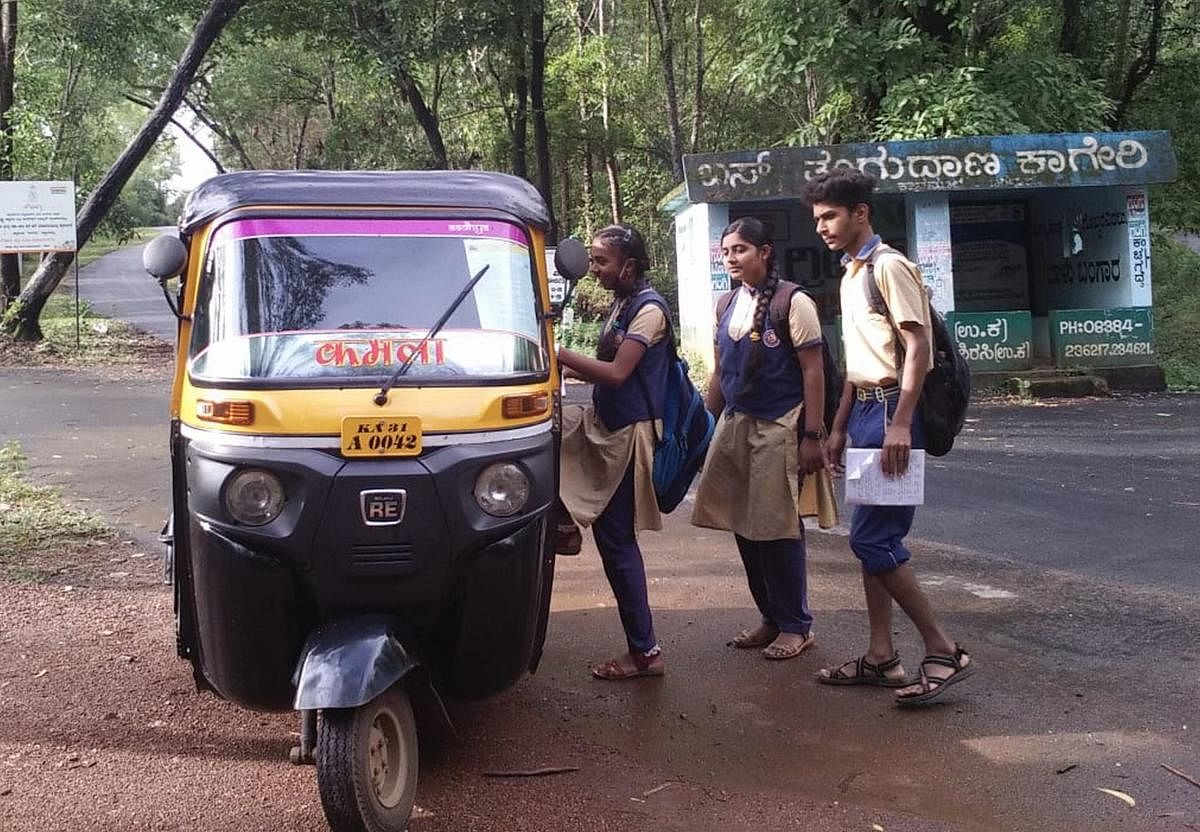 ಕಳೆದ ವರ್ಷ ನಡೆದಿದ್ದ ಎಸ್ಸೆಸ್ಸೆಲ್ಸಿ ಪರೀಕ್ಷೆ ವೇಳೆ ಶಿರಸಿ ನಗರದಿಂದ ಆರು ಕಿ.ಮೀ. ದೂರದ ಕಾಗೇರಿ ಬಸ್ ತಂಗುದಾಣದಿಂದ ಉಚಿತವಾಗಿ ವಿದ್ಯಾರ್ಥಿಗಳನ್ನು ಕರೆತರುತ್ತಿದ್ದ ಆಟೊ