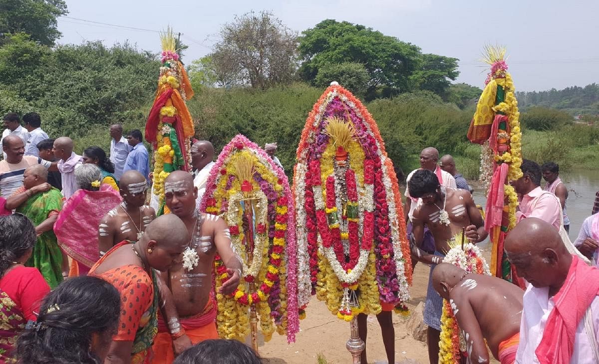 ಕಪ್ಪಡಿಯಿಂದ ಕಂಡಾಯಗಳೊಂದಿಗೆ ಊರಿನತ್ತ ಹಿಂದಿರುಗಿತ್ತಿರುವ ಭಕ್ತರು