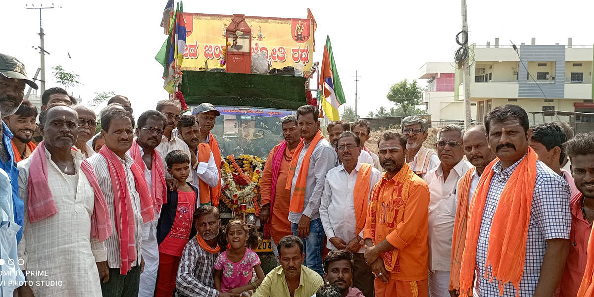 ಕವಿತಾಳದಲ್ಲಿ ಬೇಡ ಜಂಗಮ ಜ್ಯೋತಿ ರಥಕ್ಕೆ ಸಮಾಜದ ಮುಖಂಡರು ಶುಕ್ರವಾರ ಸ್ವಾಗತ ಕೋರಿದರು