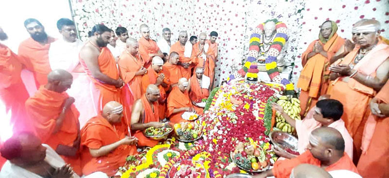 ತುಮಕೂರಿನ ಸಿದ್ಧಗಂಗಾ ಮಠದಲ್ಲಿ ಶುಕ್ರವಾರ ಶಿವಕುಮಾರ ಸ್ವಾಮೀಜಿ ಗದ್ದುಗೆಗೆ ವಿವಿಧ ಪೂಜಾ ಕೈಂಕಾರ್ಯಗಳು ನೆರವೇರಿದವು