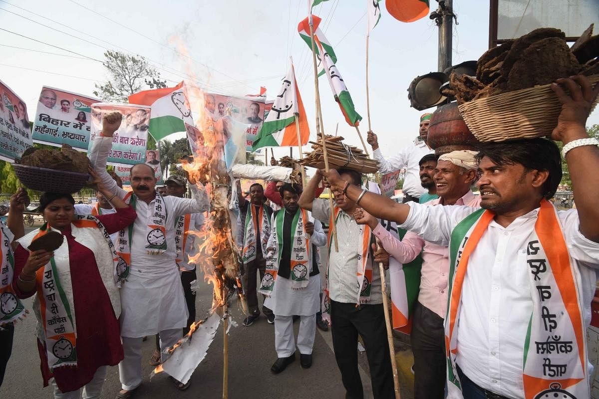 ಪೆಟ್ರೋಲ್-ಡೀಸೆಲ್ ಬೆಲೆ ಏರಿಕೆ ಖಂಡಿಸಿ ಪಟ್ನಾದಲ್ಲಿ ಪ್ರತಿಭಟನೆ ನಡೆಸಿದ ಎನ್‌ಸಿಪಿ ಕಾರ್ಯಕರ್ತರು (ಚಿತ್ರ-ಐಎಎನ್ಎಸ್)