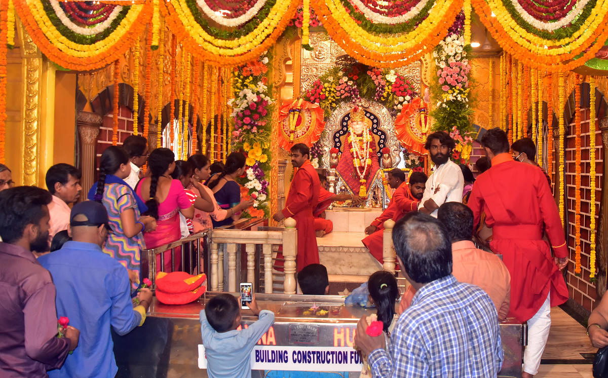 ಹುಬ್ಬಳ್ಳಿಯ ಕೋರ್ಟ್‌ ಸರ್ಕಲ್‌ನಲ್ಲಿರುವ ಶಿರಡಿ ಸಾಯಿಬಾಬಾ ಮಂದಿರದಲ್ಲಿ ಭಕ್ತರು ದೇವರ ದರ್ಶನ ಪಡೆದರು