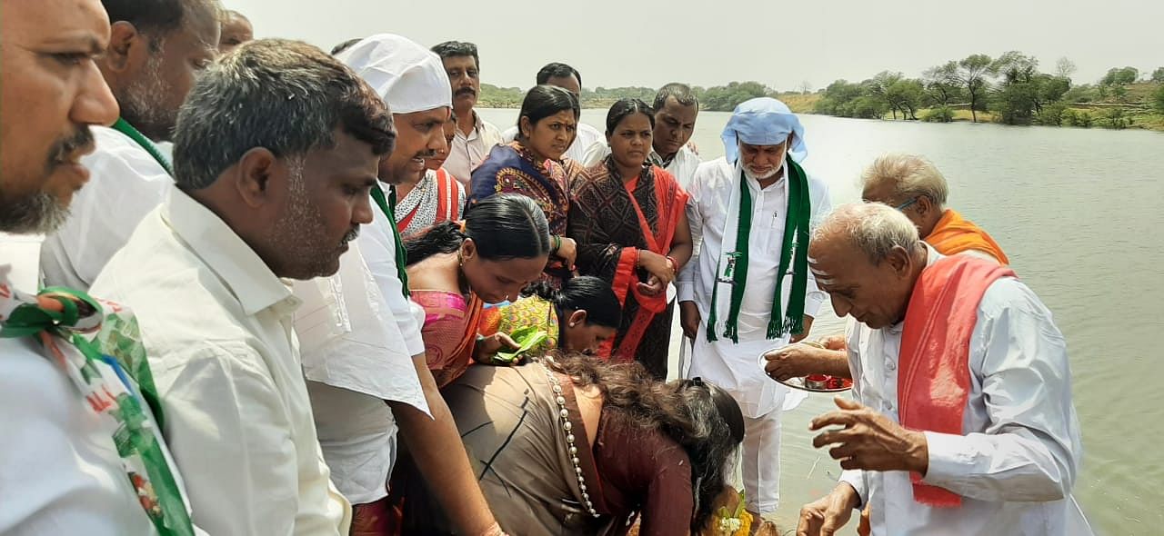 ಜನತಾ ಜಲ ಧಾರೆ ಗಂಗಾ ರಥ ಯಾತ್ರೆಗೆ ಜೆಡಿಎಸ್ ಶಾಸಕಾಂಗ ಪಕ್ಷದ ಉಪ ನಾಯಕ ಬಂಡೆಪ್ಪ ಕಾಶೆಂಪೂರ್ ಶನಿವಾರ ಇಲ್ಲಿ ಚಾಲನೆ