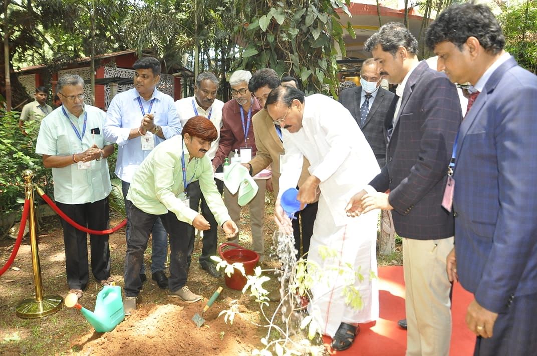 ಎಂ. ವೆಂಕಯ್ಯ ನಾಯ್ಡು ಅವರು ಬೆಂಗಳೂರು ಪ್ರೆಸ್ ಕ್ಲಬ್ ನಲ್ಲಿ ಭಾನುವಾರ 'ನವ ಭಾರತದಲ್ಲಿ ಮಾಧ್ಯಮಗಳ ಪಾತ್ರ' ಕುರಿತು ಮಾತನಾಡಿದರು.