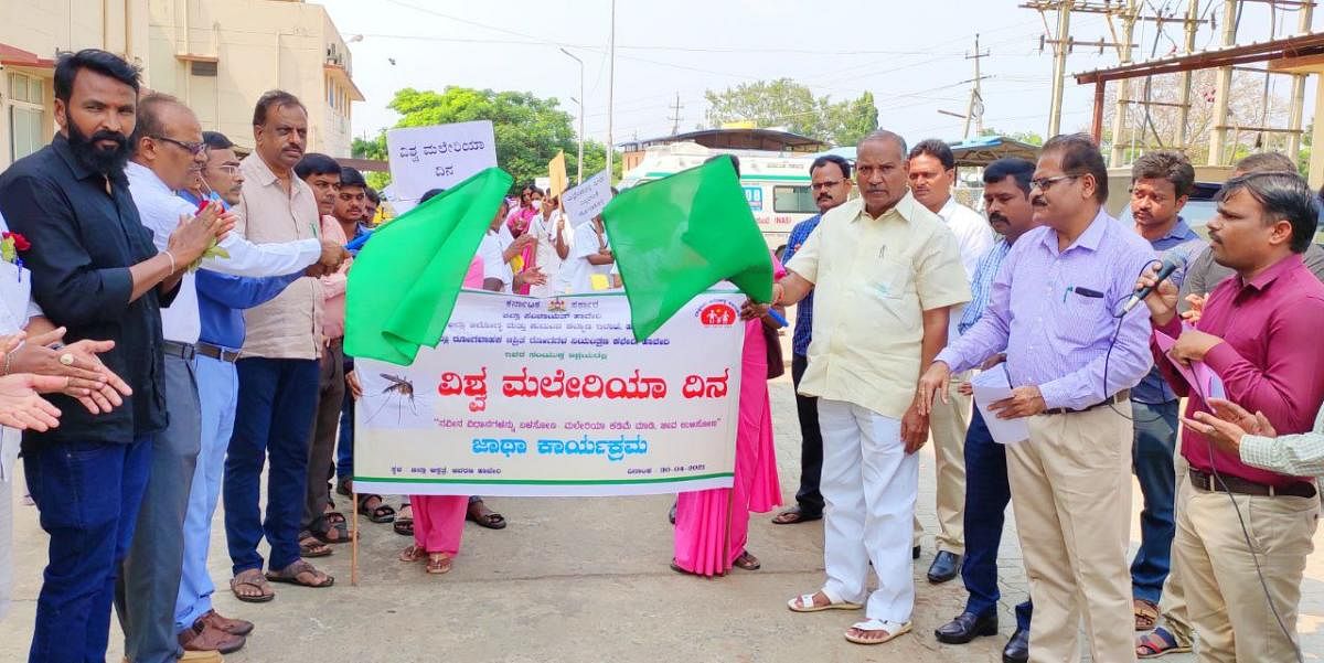 ಹಾವೇರಿ ನಗರದ ಜಿಲ್ಲಾ ಆಸ್ಪತ್ರೆ ಆವರಣದಲ್ಲಿ ವಿಶ್ವ ಮಲೇರಿಯಾ ದಿನದ ಅಂಗವಾಗಿ ಶನಿವಾರ ಆಯೋಜಿಸಿದ್ದ ಜಾಗೃತಿ ಜಾಥಾಕ್ಕೆ ಶಾಸಕ ನೆಹರು ಓಲೇಕಾರ ಚಾಲನೆ ನೀಡಿದರು. ನಗರಸಭೆ ಅಧ್ಯಕ್ಷ ಸಂಜೀವಕುಮಾರ ನೀರಲಗಿ ಇದ್ದಾರೆ 