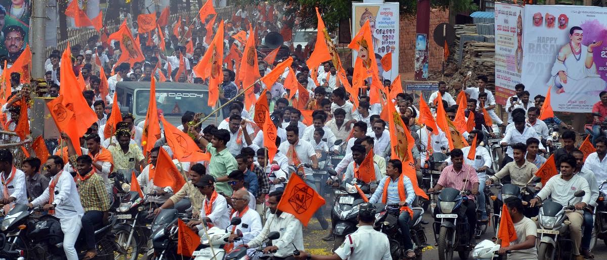 ಬಸವ ಜಯಂತಿ ಅಂಗವಾಗಿ ಬೀದರ್‌ನಲ್ಲಿ ನಡೆದ ಬೈಕ್‌ ರ್‍ಯಾಲಿಯಲ್ಲಿ ಪಾಲ್ಗೊಂಡಿದ್ದ ಯುವಕರು