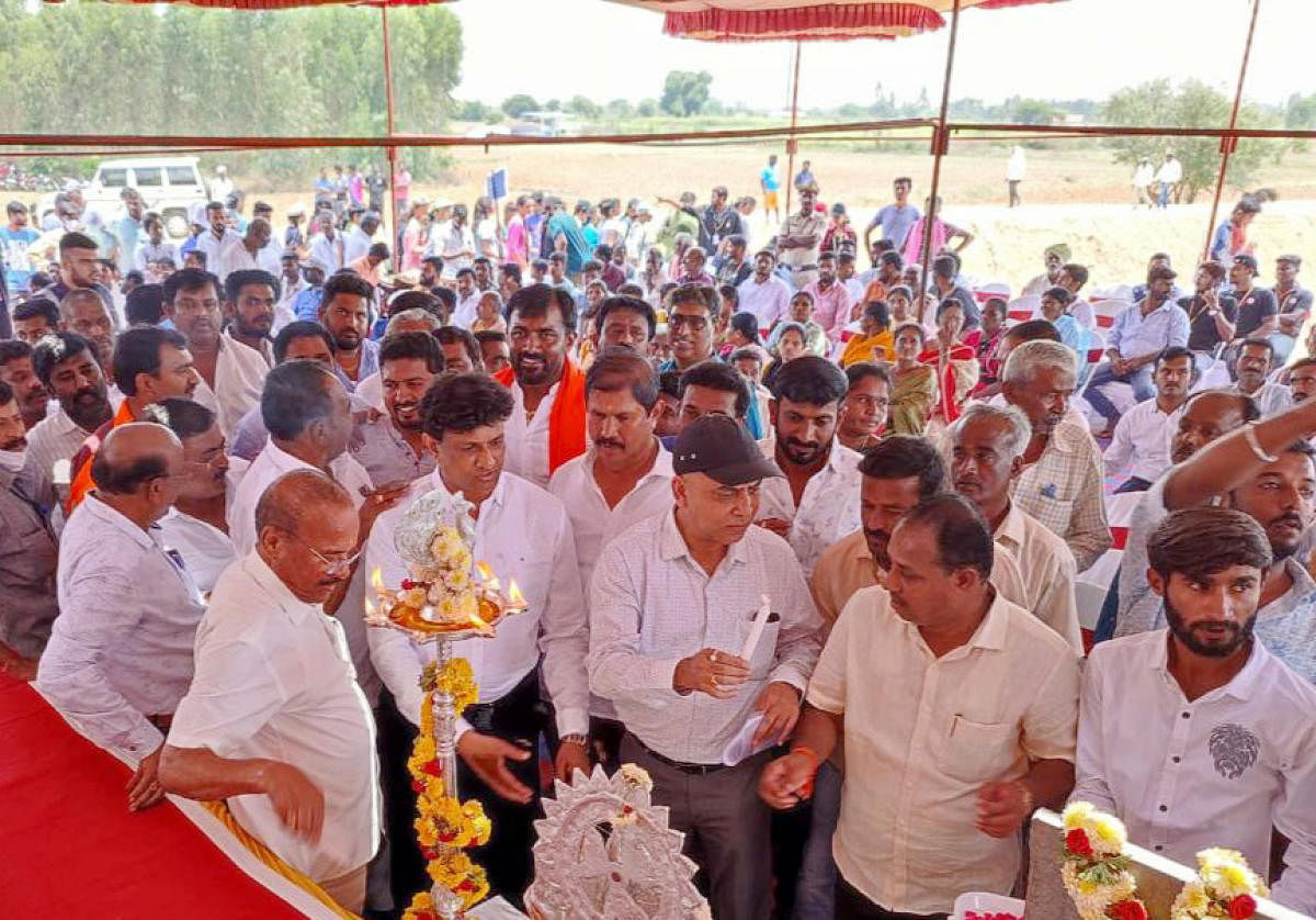 ಸಂಸದ ಸದಾನಂದ ಗೌಡ ಅವರು ಕೆರೆ ಲೋಕಾರ್ಪಣೆ ಕಾರ್ಯಕ್ರಮವನ್ನು ಉದ್ಘಾಟಿಸಿದರು