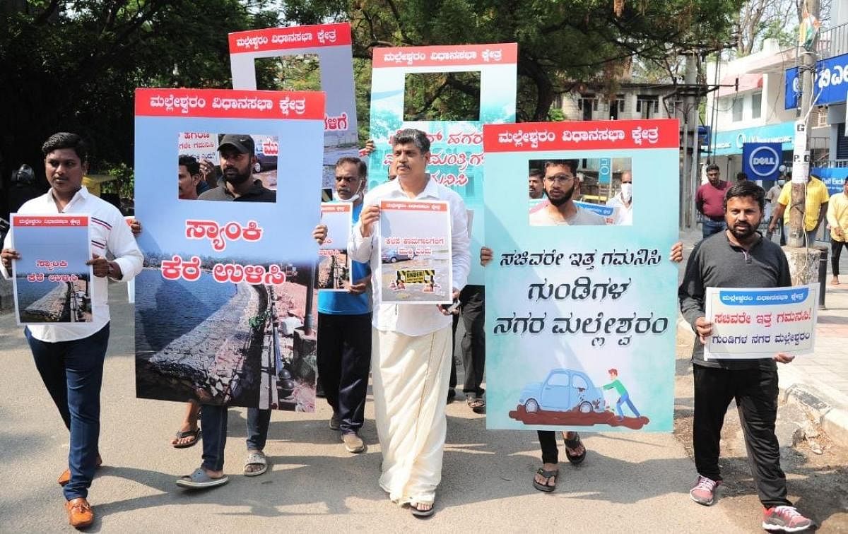 ಕಾಮಗಾರಿ ವಿಳಂಬವಾಗುತ್ತಿರುವುದನ್ನು ಖಂಡಿಸಿ ಸ್ಥಳೀಯರು ಪ್ರತಿಭಟನೆ ನಡೆಸಿದರು 