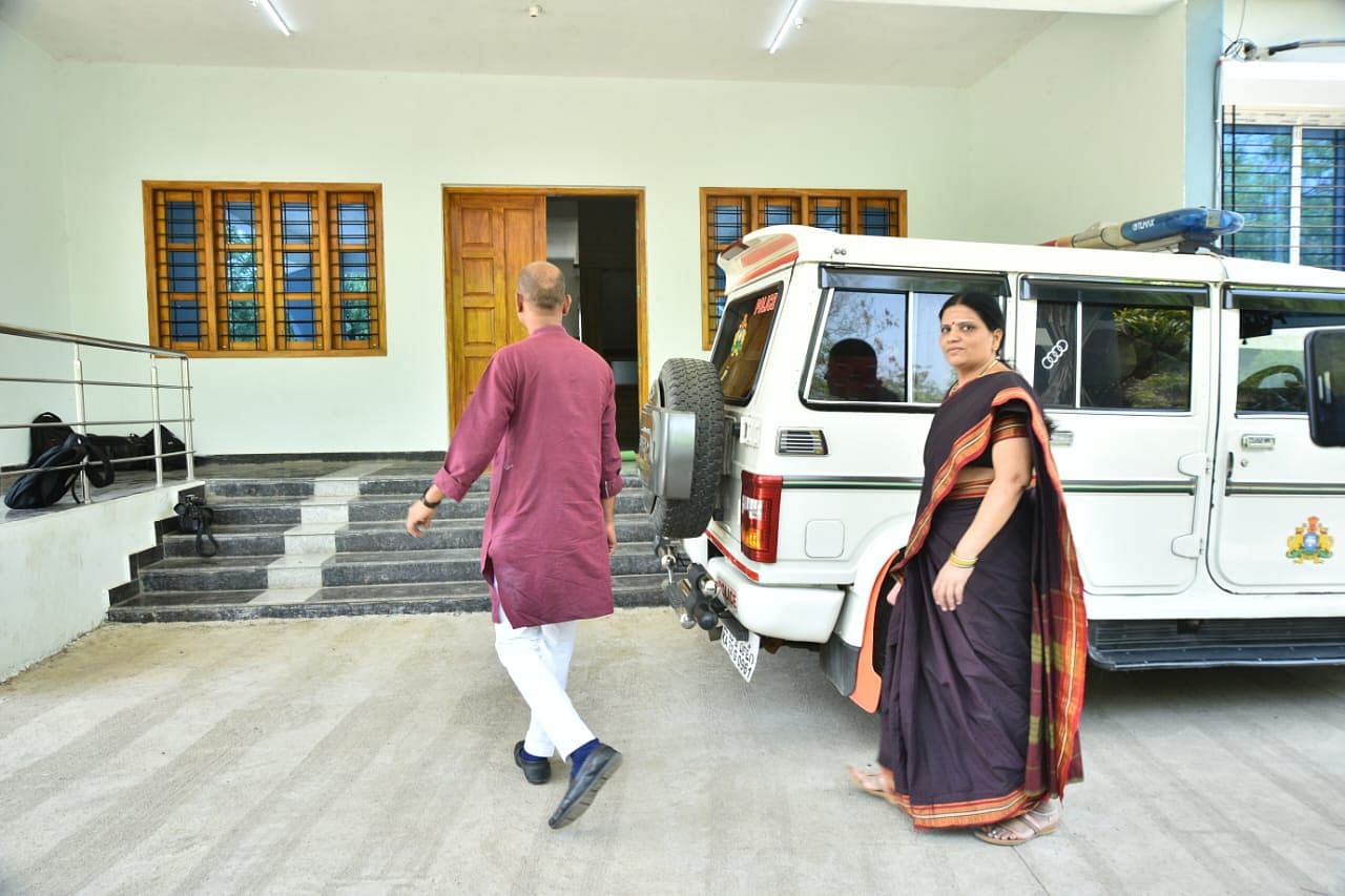 ಕಲಬುರಗಿಯಲ್ಲಿ ಸಿಐಡಿ ವಿಚಾರಣೆ ನಡೆಯುತ್ತಿರುವ ಐವಾನ್ ಇ ಶಾಹಿ ಅತಿಥಿ ಗೃಹದ ಒಳಗೆ ತೆರಳಿದ ಬಿಜೆಪಿ ನಾಯಕಿ ಭಾಗೀರಥಿ ಗುನ್ನಾಪುರ