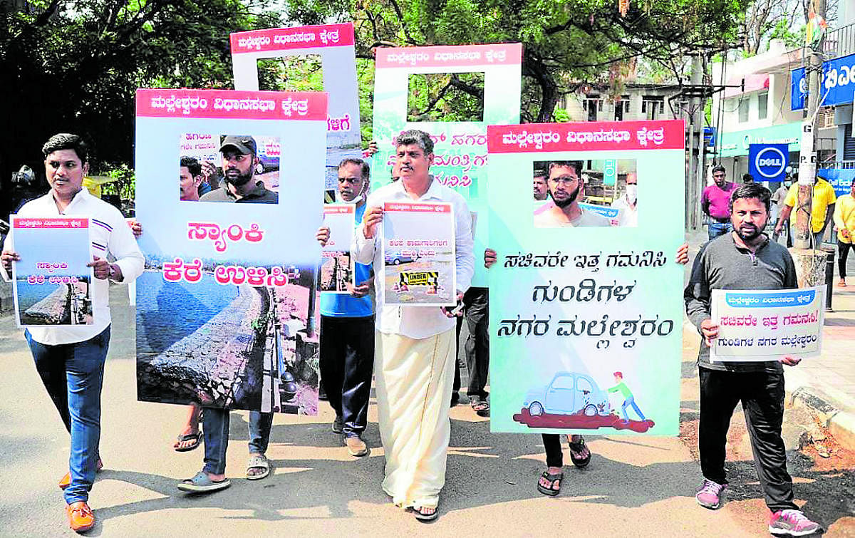 ಕಾಮಗಾರಿ ವಿಳಂಬವಾಗುತ್ತಿರುವುದನ್ನು ಖಂಡಿಸಿ ಸ್ಥಳೀಯರು ಪ್ರತಿಭಟನೆ ನಡೆಸಿದರು