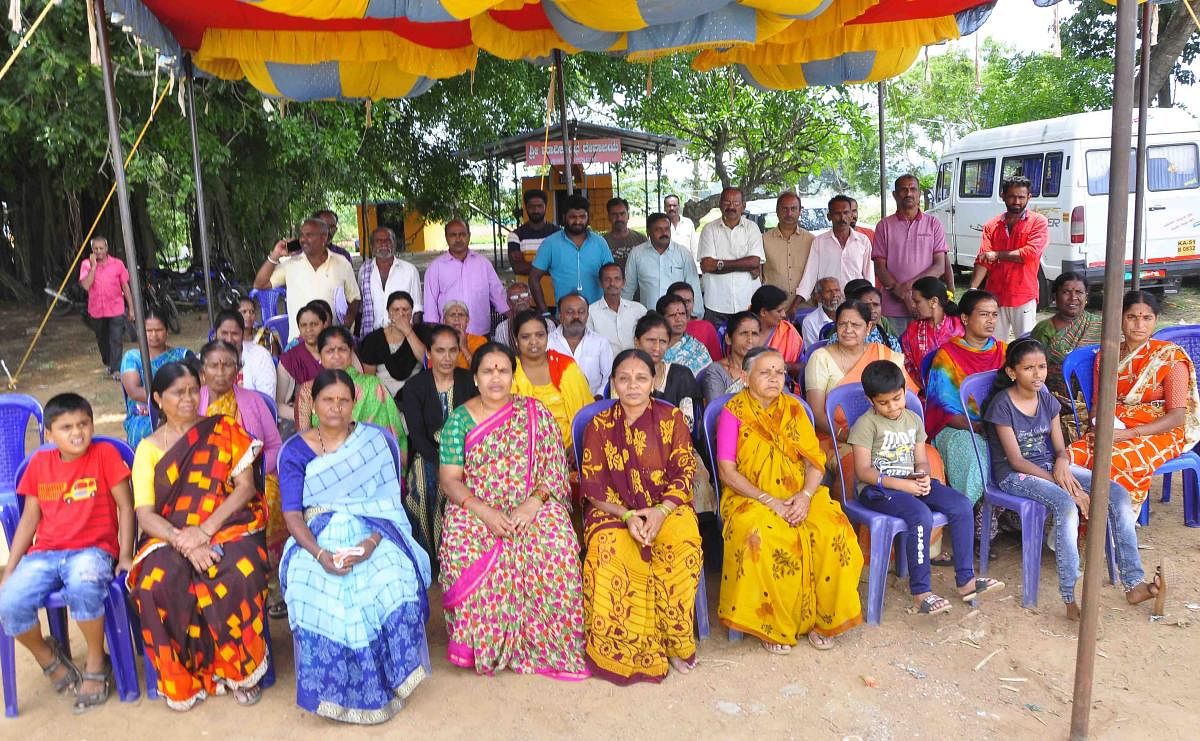 ಹಾಸನದ ರಾಜಘಟ್ಟ ನಿವಾಸಿಗಳು ಪ್ರತಿಭಟನೆ ನಡೆಸಿದರು