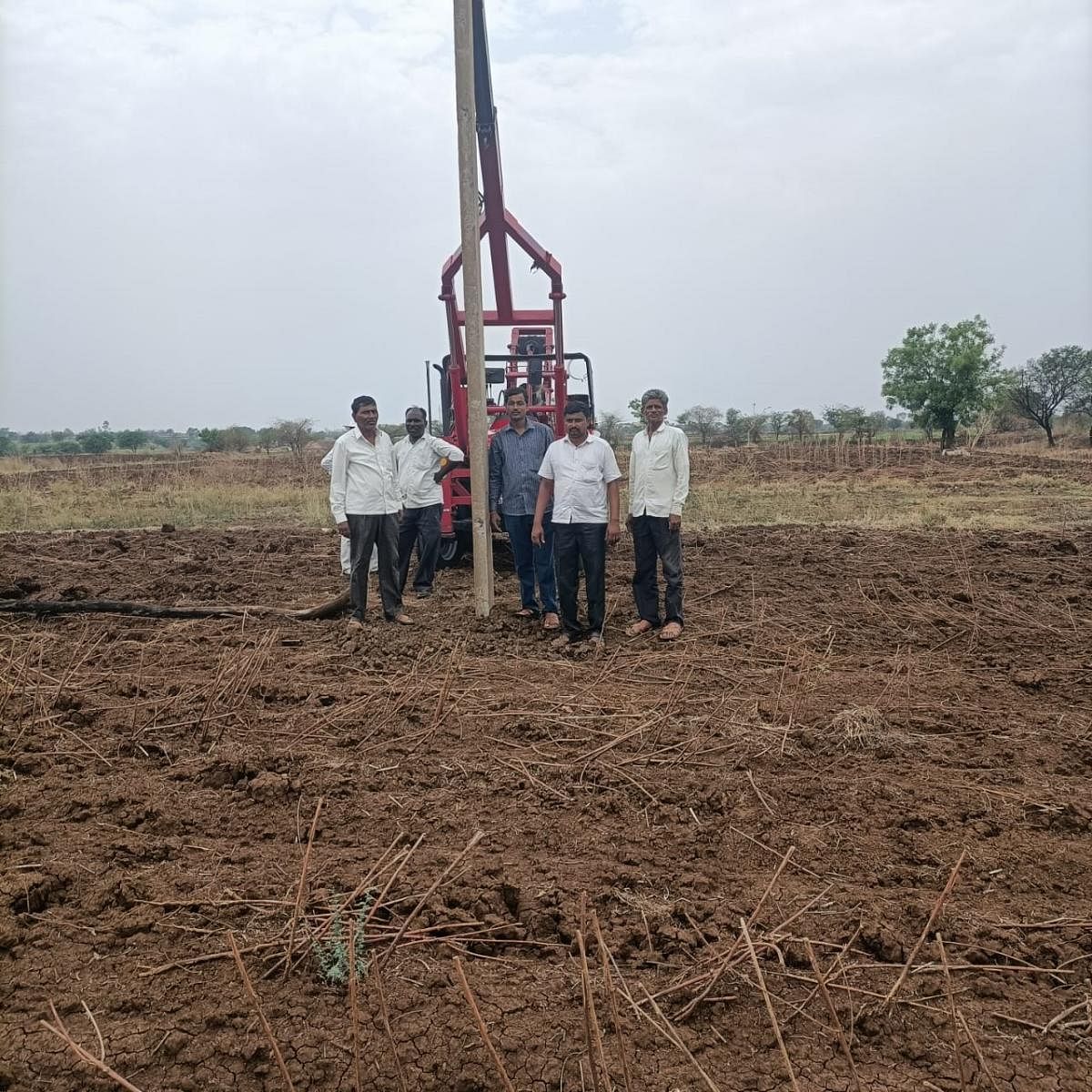 ಖಟಕಚಿಂಚೋಳಿ ಸಮೀಪದ ಡಾವರಗಾಂವ್ ಗ್ರಾಮದಲ್ಲಿ ಜೆಸ್ಕಾಂ ಸಿಬ್ಬಂದಿ ಬಾಗಿದ ಕಂಬ ಸರಿಪಡಿಸಿದರು