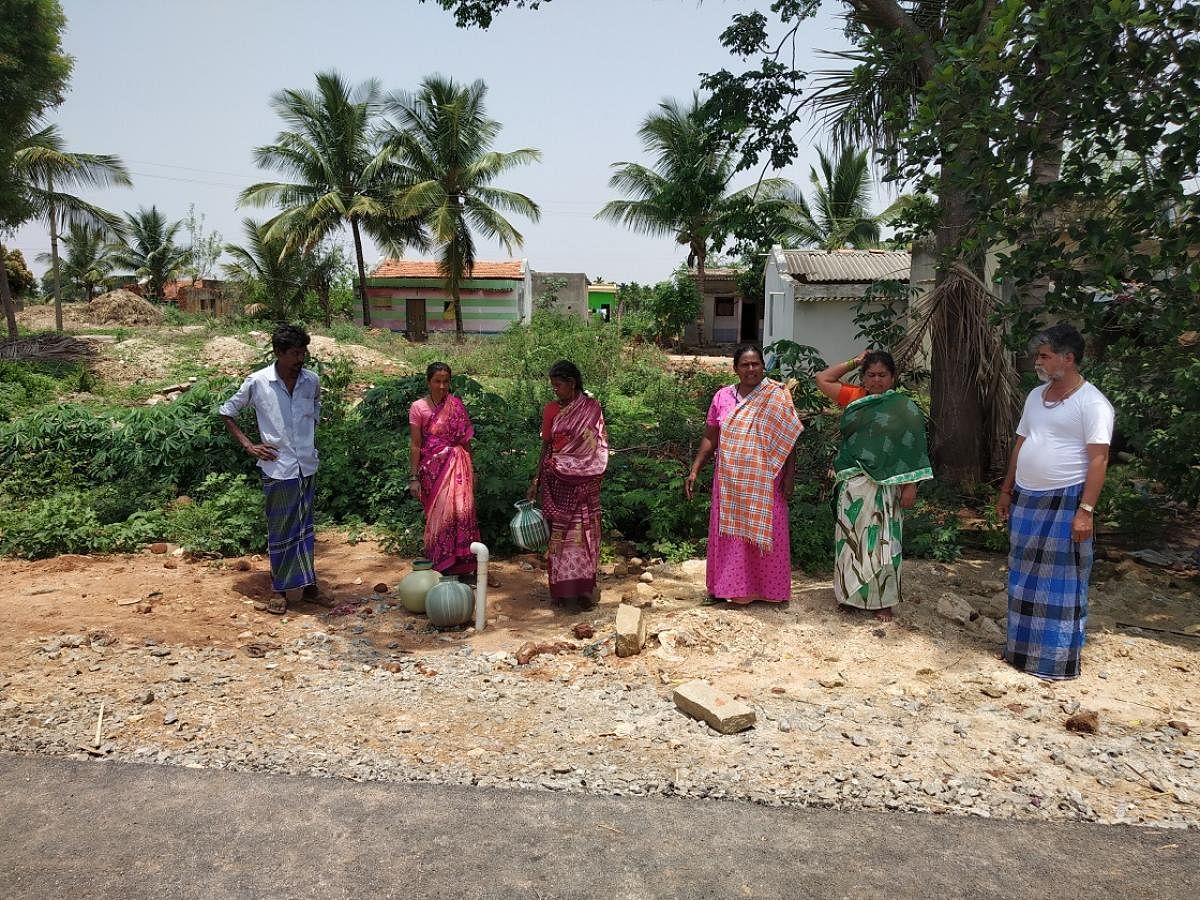 ಭರಮಸಾಗರ ಹೋಬಳಿ ಕರಿಯಣ್ಣನಹಳ್ಳಿಯಲ್ಲಿ ಕುಡಿಯುವ ನೀರಿಗಾಗಿ ನಿವಾಸಿಗಳು ಕಾದು ನಿಂತಿರುವುದು.