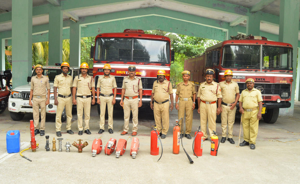 ಯಾದಗಿರಿಯ ಎಪಿಎಂಸಿ ಆವರಣದಲ್ಲಿರುವ ಜಿಲ್ಲಾ ಅಗ್ನಿಶಾಮಕ ಅಧಿಕಾರಿ ಕಚೇರಿ ಬಳಿ ಅಗ್ನಿ ಶಮನಕ ಪರಿಕರಗಳೊಂದಿಗೆ ಸಿಬ್ಬಂದಿ  ಪ್ರಜಾವಾಣಿ ಚಿತ್ರ: ರಾಜಕುಮಾರ ನಳ್ಳಿಕರ