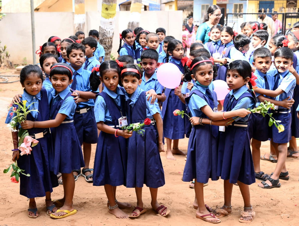 ಕಾರವಾರದ ಸರ್ಕಾರಿ ಹಿರಿಯ ಪ್ರಾಥಮಿಕ ಶಾಲೆಯಲ್ಲಿ ಸೋಮವಾರ ಶಾಲಾ ಪ್ರಾರಂಭೋತ್ಸವದಲ್ಲಿ ಮಕ್ಕಳು ಗೆಳೆಯರನ್ನು ಆಲಂಗಿಸಿ ಸಂಭ್ರಮಿಸಿದರು