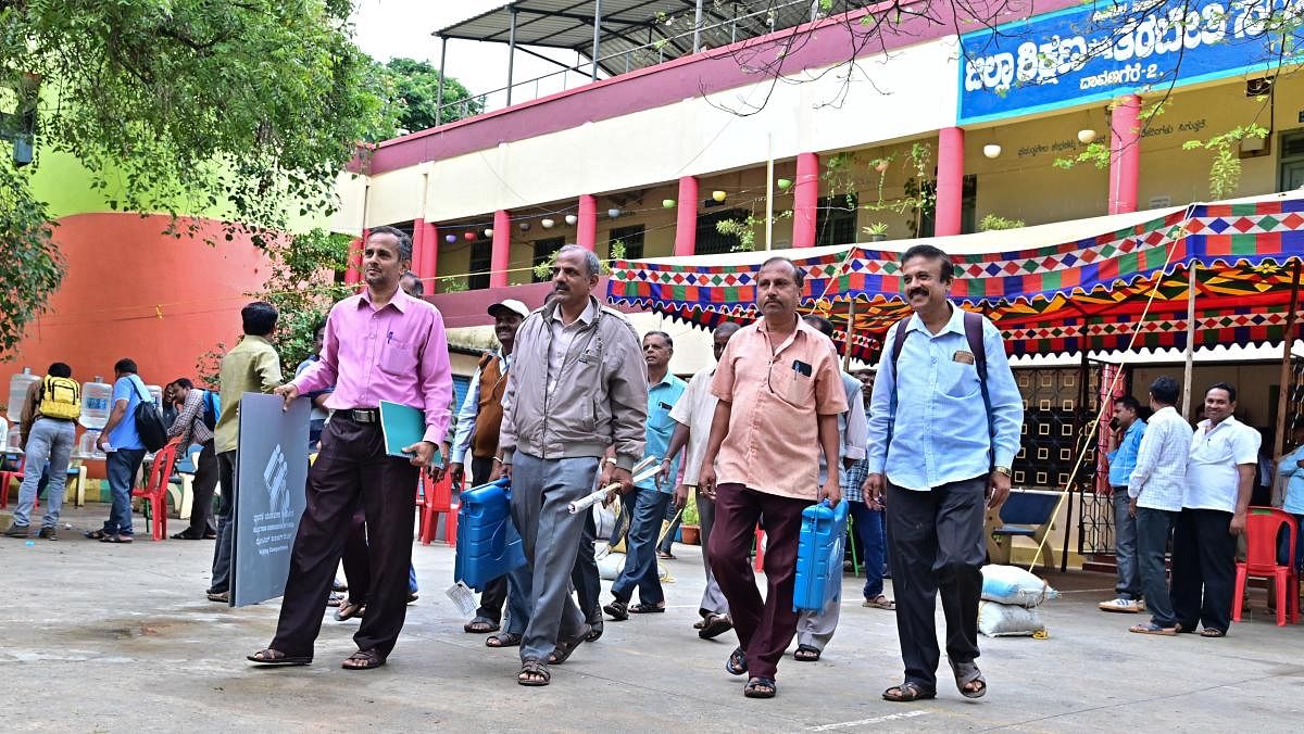 ದಾವಣಗೆರೆಯ ಡಯಟ್‌ ಆವರಣದಲ್ಲಿನ ಮಸ್ಟರಿಂಗ್‌ ಕೇಂದ್ರದಿಂದ ಚುನಾಚಣಾ ಸಿಬ್ಬಂದಿ ಮತಯಂತ್ರಗಳೊಂದಿಗೆ ಮತಗಟ್ಟೆಗಳಿಗೆ ತೆರಳುತ್ತಿರುವುದು.