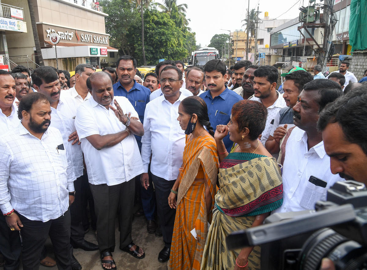 ಜೆಡಿಎಸ್‌ ಶಾಸಕಾಂಗ ಪಕ್ಷದ ನಾಯಕ ಎಚ್‌.ಡಿ. ಕುಮಾರಸ್ವಾಮಿ ಅವರು ದಾಸರಹಳ್ಳಿ ವಿಧಾನಸಭಾ ಕ್ಷೇತ್ರದಲ್ಲಿ ಮಳೆಯಿಂದ ಹಾನಿಗೊಳಗಾದ ಪ್ರದೇಶಗಳಿಗೆ ಶುಕ್ರವಾರ ಭೇಟಿನೀಡಿ, ಜನರ ಅಹವಾಲು ಆಲಿಸಿದರು. ಜೆಡಿಎಸ್‌ ಮುಖಂಡ ಟಿ.ಎ. ಶರವಣ, ಶಾಸಕ ಆರ್‌. ಮಂಜುನಾಥ್‌ ಜತೆಗಿದ್ದರು – ಪ್ರಜಾವಾಣಿ ಚಿತ್ರ