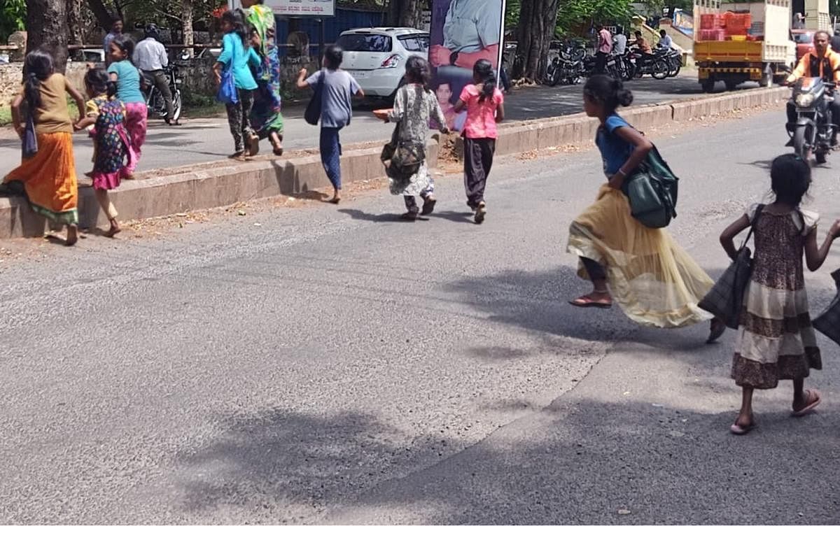 ಚಿಕ್ಕೋಡಿ ಪಟ್ಟಣದಲ್ಲಿ ಬಿಕ್ಷಾಟನೆಯಲ್ಲಿ ತೊಡಗಿರುವ ಮಕ್ಕಳು