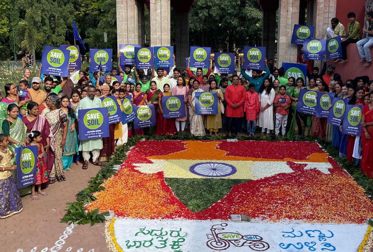 ಮಣ್ಣು ಉಳಿಸಿ ಅಭಿಯಾನದ ಅಂಗವಾಗಿ ವಿಶ್ವ ಪರ್ಯಟನೆ ಮುಗಿಸಿ ಭಾರತಕ್ಕೆ ಹಿಂತಿರುಗುತ್ತಿರುವ ಸದ್ಗುರು ಜಗ್ಗಿ ವಾಸುದೇವ ಅವರಿಗೆ ಅಭಿಮಾನಿಗಳು ಬೆಂಗಳೂರಿನಲ್ಲಿ ವಿವಿಧ ಸಾಂಸ್ಕೃತಿಕ ಕಲಾತಂಡಗಳೊಂದಿಗೆ ಸ್ವಾಗತ ಕೋರಿದರು