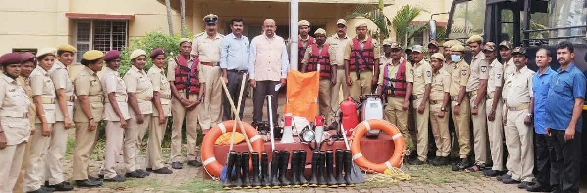 ಗೃಹರಕ್ಷಕ ಸಿಬ್ಬಂದಿ ಜೊತೆ ಪ್ಲಟೂನ್ ಕಮಾಂಡರ್ ಮಾರ್ಕ್ ಸೇರಾ, ಜಿಲ್ಲಾ ಉಪ ಕಮಾಂಡೆಂಟ್ ರಮೇಶ್, ಜಿಲ್ಲಾ ಕಮಾಂಡೆಂಟ್ ಮುರಲೀ ಮನೋಹರ್ ಚೂಂತಾರು, ಕಡಬ ಘಟಕದ ಘಟಕಾಧಿಕಾರಿ ತೀರ್ಥೇಶ್ ಮತ್ತು ಸುರತ್ಕಲ್ ಪ್ರಭಾರ ಘಟಕಾಧಿಕಾರಿ ರಮೇಶ್ ಇದ್ದಾರೆ