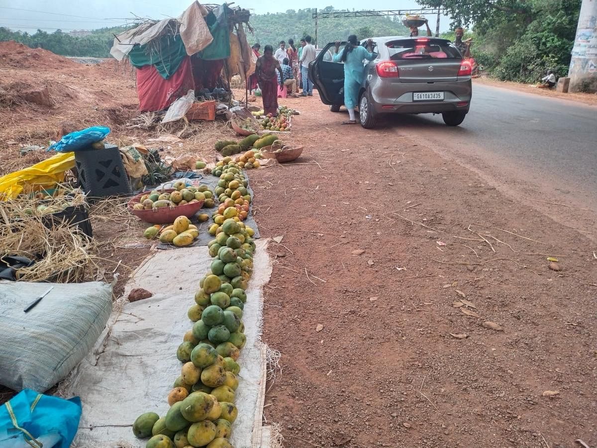 ಅಂಕೋಲಾದ ಬೆಳಸೆ ಹಂದಿಗದ್ದೆಯ ರೈಲ್ವೆ ಮೇಲ್ಸೇತುವೆ ಕೆಳಭಾಗದ ಹೆದ್ದಾರಿಯ ಇಕ್ಕೆಲಗಳಲ್ಲಿ ನಿತ್ಯವೂ ನೂರಾರು ಬೆಳೆಗಾರರು ಮಾವು ಮಾರಾಟದಲ್ಲಿ ತೊಡಗಿರುತ್ತಾರೆ