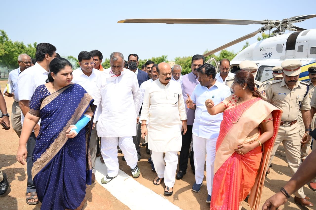 ಮುಖ್ಯಮಂತ್ರಿ ಬಸವರಾಜ ಬೊಮ್ಮಾಯಿ ಅವರು ಚಿತ್ರದುರ್ಗಕ್ಕೆ ಭೇಟಿ ನೀಡಿದ್ದಾರೆ.