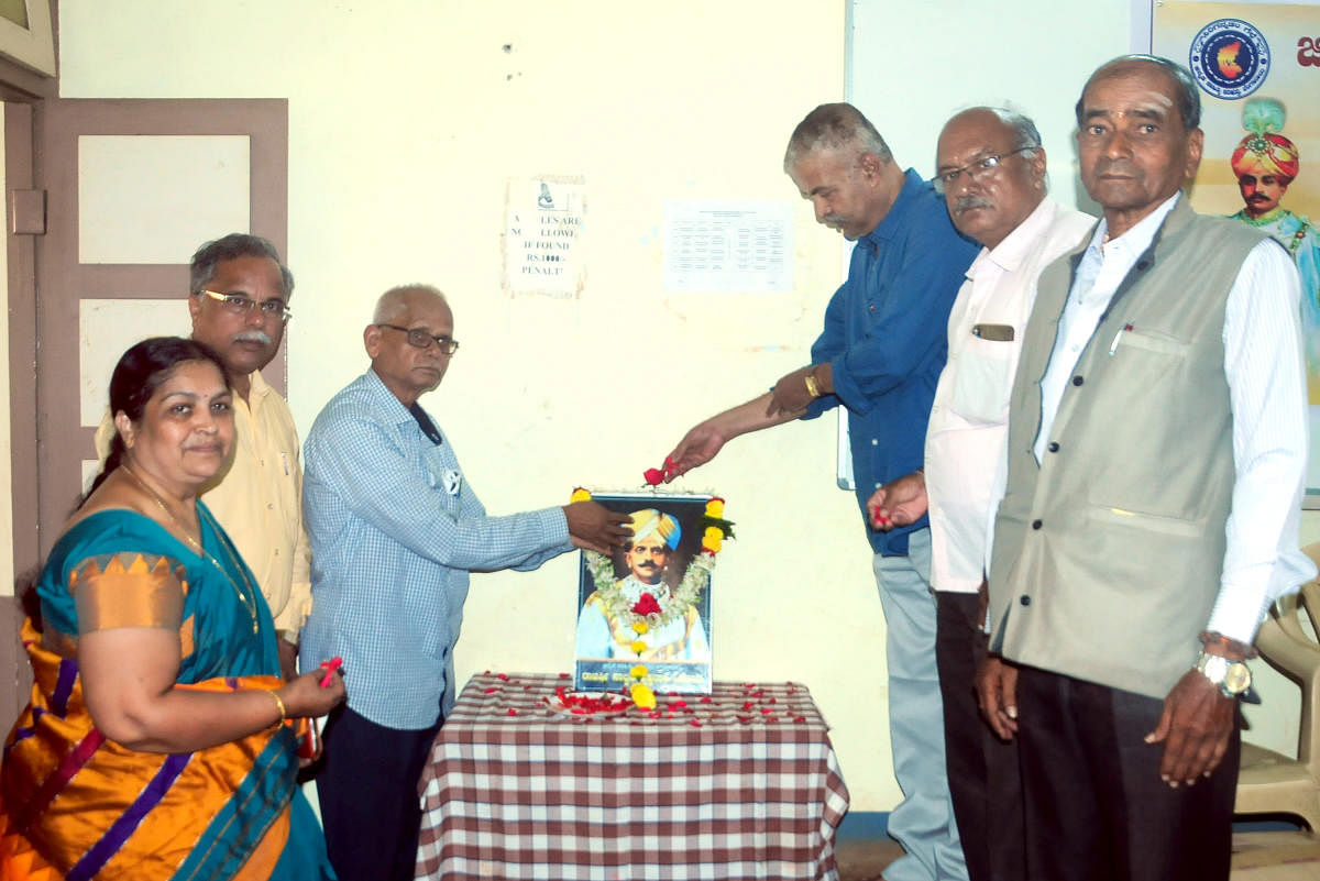 ಹುಬ್ಬಳ್ಳಿಯ ಎಸ್‌ಜೆಎಂವಿಎಸ್‌ ಕಲಾ ಹಾಗೂ ವಾಣಿಜ್ಯ ಮಹಿಳಾ ಮಹಾವಿದ್ಯಾಲಯದಲ್ಲಿ ಶನಿವಾರ ನಡೆದ ಕಾರ್ಯಕ್ರಮದಲ್ಲಿ ನಾಲ್ವಡಿ ಕೃಷ್ಣರಾಜ ಒಡೆಯರ್‌ ಅವರ ಚಿತ್ರಕ್ಕೆ ಗಣ್ಯರು ಪುಷ್ಪನಮನ ಸಲ್ಲಿಸಿದರು