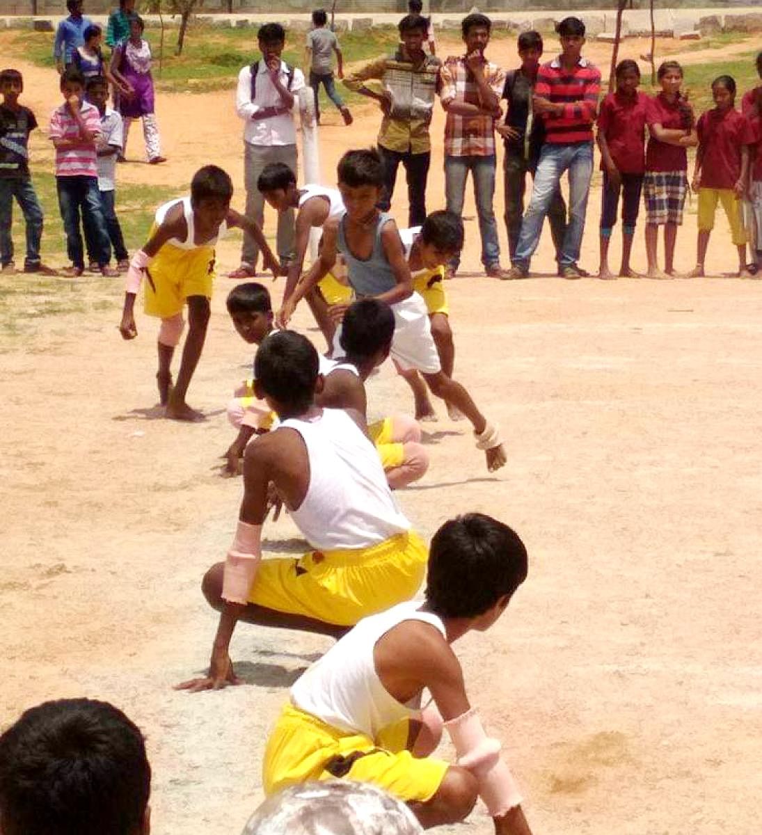 ತಾಲ್ಲೂಕು ಮಟ್ಟದ ಕೊಕ್ಕೊ ಕ್ರೀಡಾ ಸ್ಪರ್ಧೆಯಲ್ಲಿ ಪಾಲ್ಗೊಂಡ ಮಕ್ಕಳು