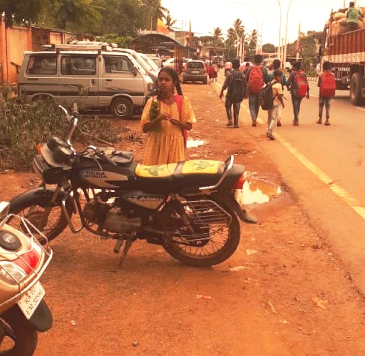 ಆನವಟ್ಟಿಯ ಶಾಂತಾಚಾರ್ ಮಡ್ಡಿ ಸರ್ಕಾರಿ ಹಿರಿಯ ಪ್ರಾಥಮಿಕ ಶಾಲೆ ಎದುರು ವಾಹನಗಳು ನಿಲ್ಲುವುದರಿಂದ ರಸ್ತೆಯಲ್ಲೇ ಓಡಾಡುತ್ತಿರುವ ಶಾಲಾ ಮಕ್ಕಳು.