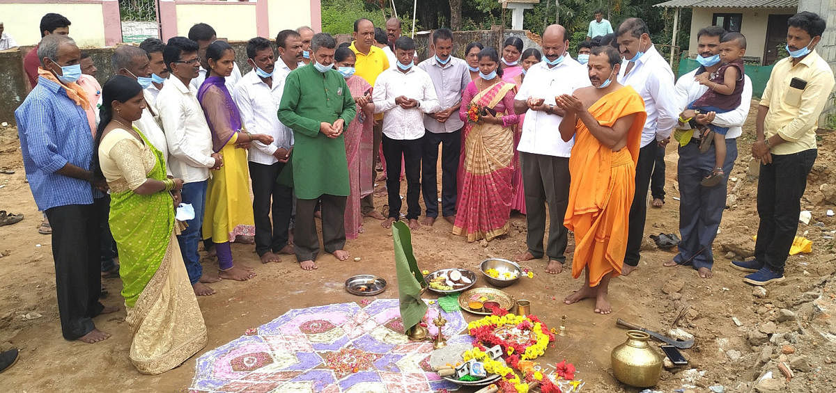 ಕಟ್ಟಿನಮನೆಯಲ್ಲಿ ಪ್ರಾಥಮಿಕ ಆರೋಗ್ಯ ಕೇಂದ್ರದ ಕಟ್ಟಡಕ್ಕೆ ಭಾನುವಾರ ಶಾಸಕ ಟಿ.ಡಿ.ರಾಜೇಗೌಡ ಶಂಕುಸ್ಥಾಪನೆ ನೆರವೇರಿಸಿದರು. ಕಾನೂರು ಗ್ರಾ.ಪಂ. ಅಧ್ಯಕ್ಷೆ ಮೋಹಿನಿ, ಶಂಕರನಾರಾಯಣ ಭಟ್ ಇದ್ದರು.