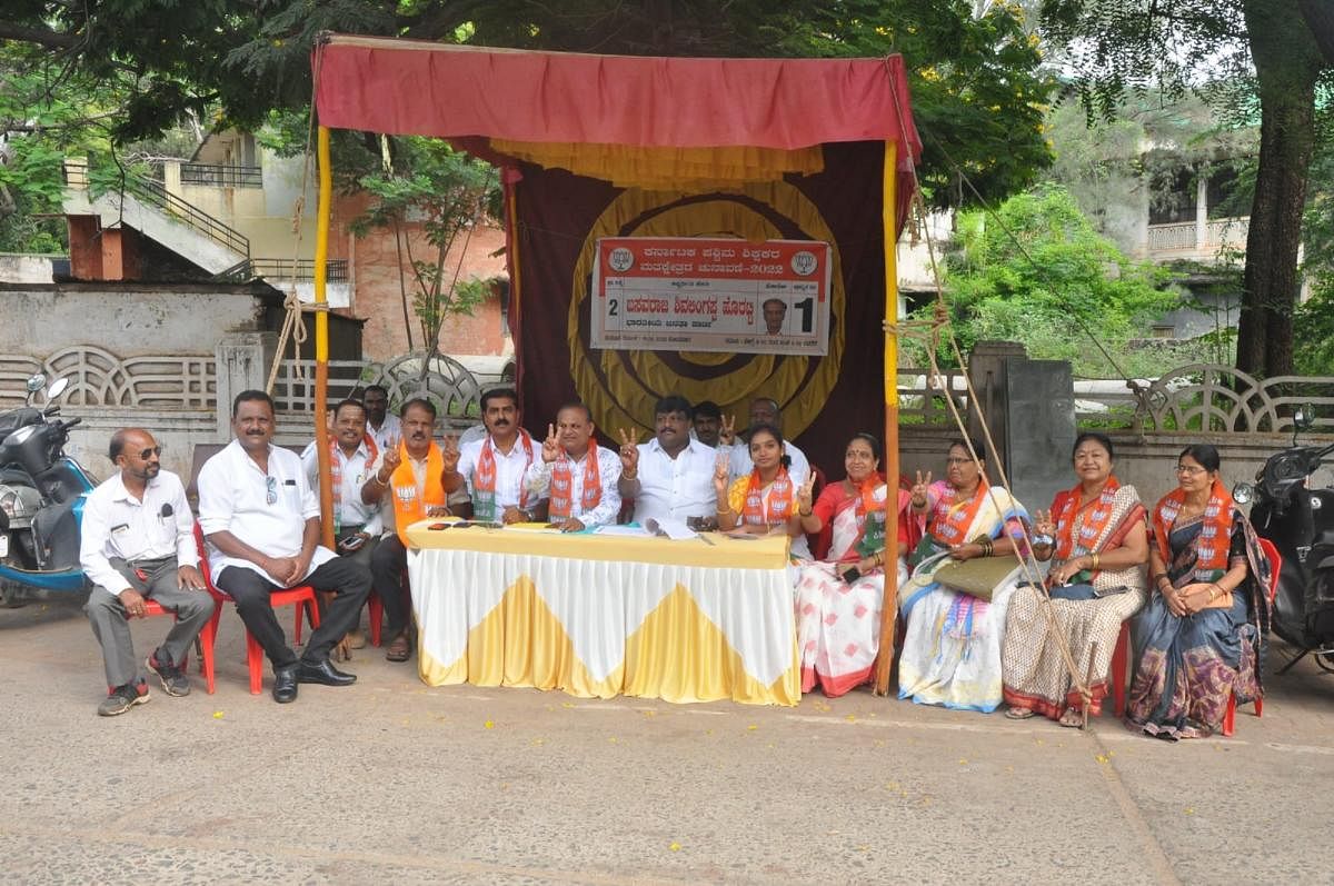 ಗದುಗಿನ ಮುನ್ಸಿಪಲ್‌ ಕಾಲೇಜು ಎದುರು ಪೆಂಡಾಲ್‌ ಹಾಕಿ ಕುಳಿತಿದ್ದ ಬಿಜೆಪಿ ಮುಖಂಡರು